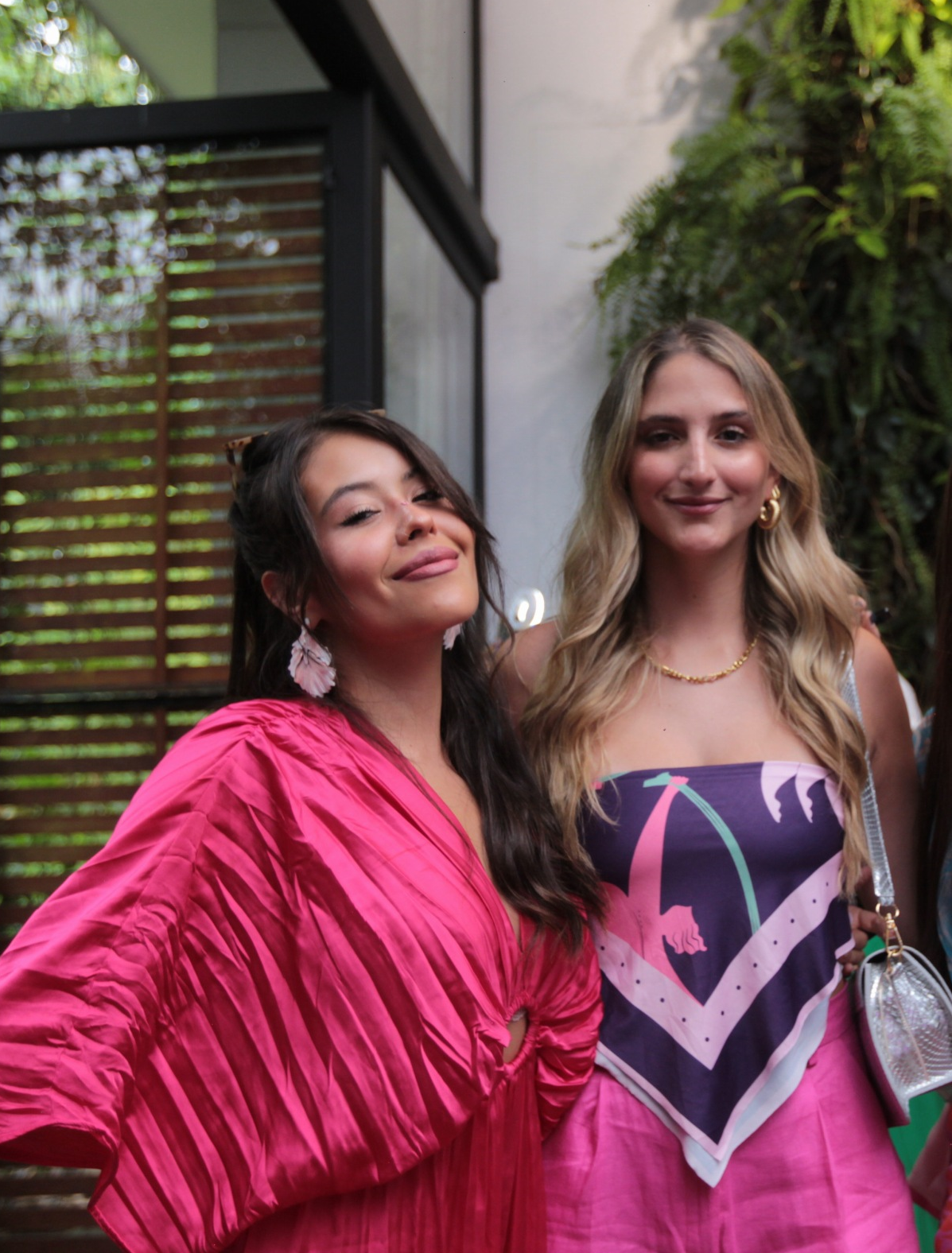 Juliana Velázquez, cantante colombiana; y María Alejandra Velill, creadora de contenido en la pasarela.