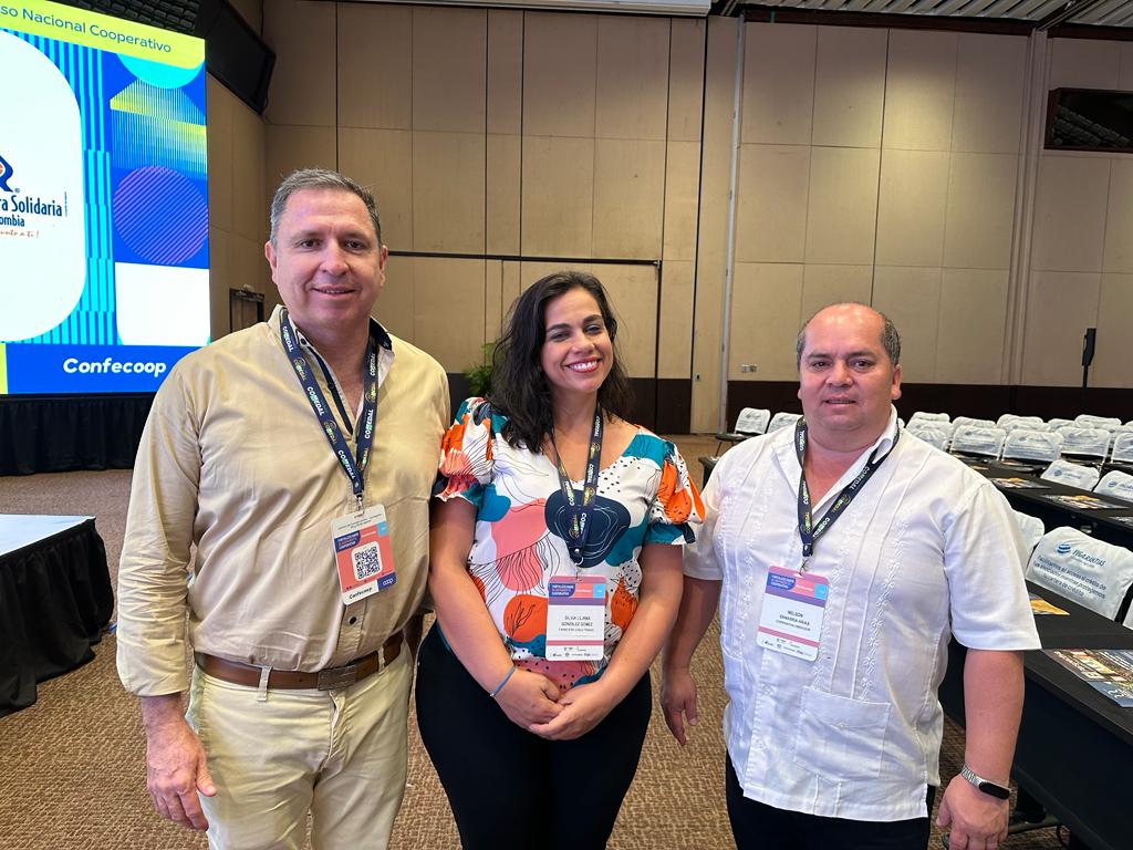 De Comultrasan, Jorge Carvajal, gerente Tech y Silvia González; y Nelson Sanabria, de Credicorp.