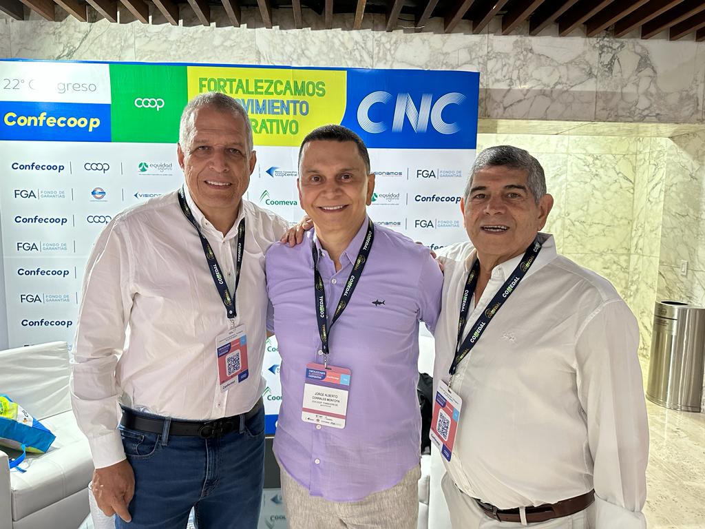 Germán Blanco, senador de la República; Jorge Alberto Corrales, presidente de la Junta Directiva de Confecoop; y Enrique Valderrama, director de Fecolfin.