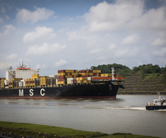 Un remolcador navega el portacontenedores MSC Alghero a través del corte Culebra en el Canal de Panamá, cerca de Gamboa, Panamá, el viernes 30 de junio de 2023