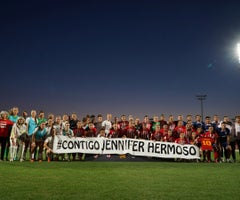 Jugadoras del Atlético de Madrid y el AC Milán con pancarta en apoyo a Jenni Hermoso-Reuters