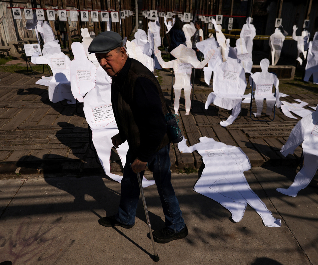 Hombre camina en medio del homenaje a las víctimas de la dictadura en Santiago de Chile