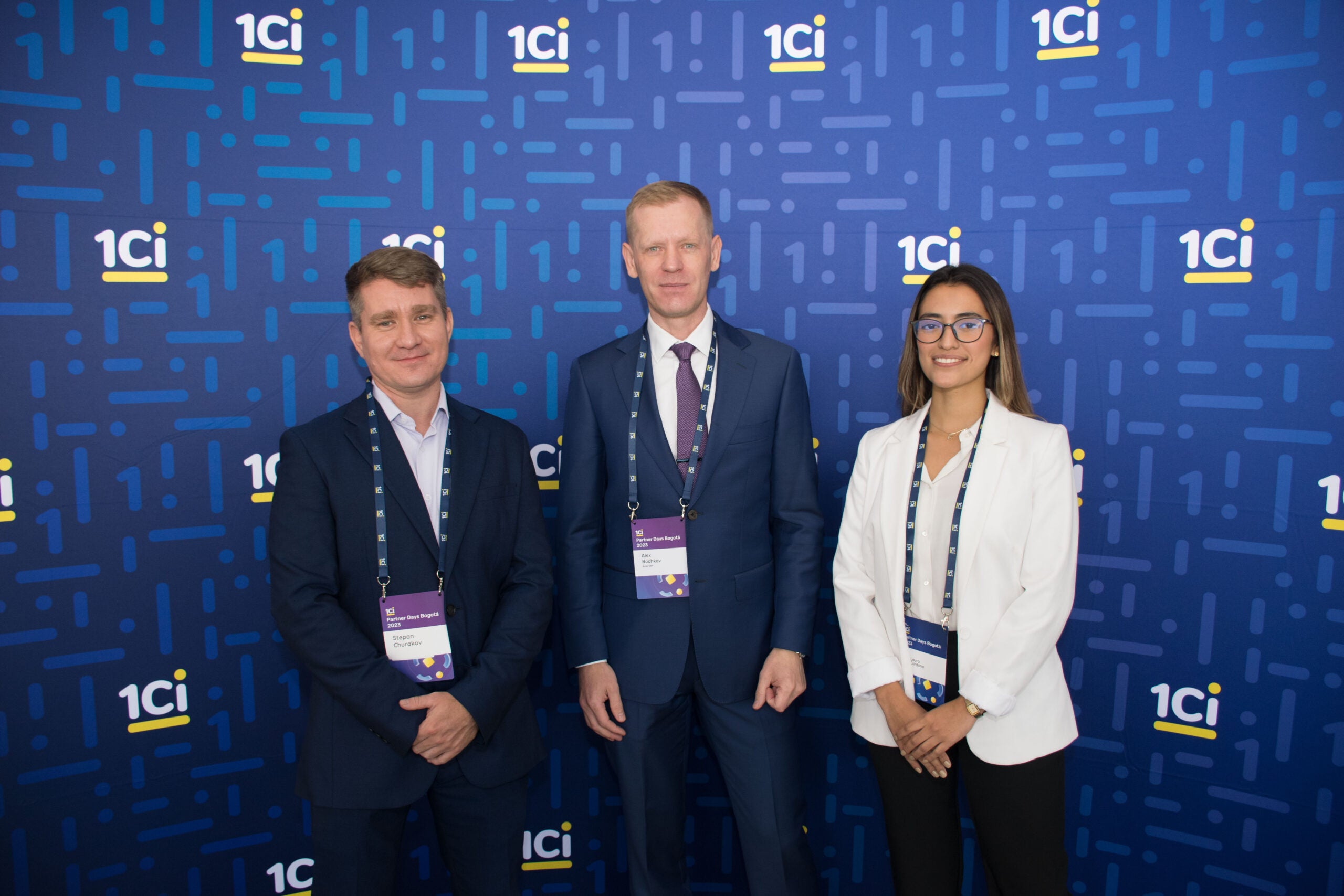 Stepan Churakov, CEO First Bit; y de Axial ERP, Alex Bochkov, CTO; y Laura Cardona, gte. de operaciones.