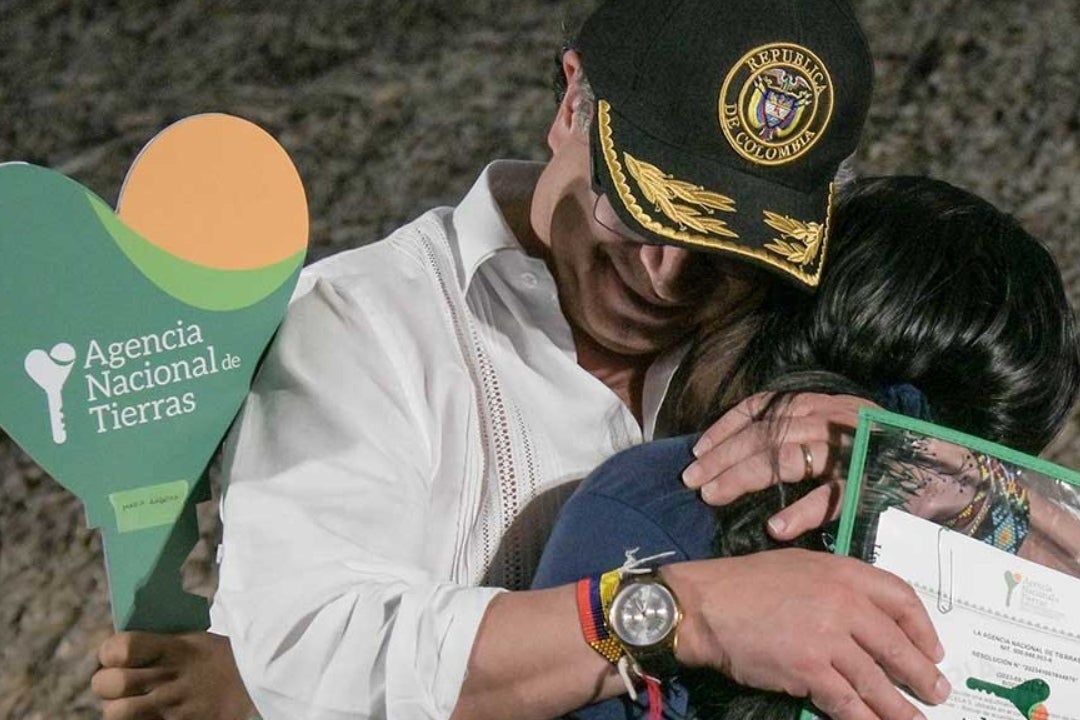 Entrega de tierras a víctimas del conflicto armado y firmantes de los Acuerdos de Paz por parte del gobierno Entrega de tierras a víctimas del conflicto armado y firmantes de los Acuerdos de Paz por parte del gobierno