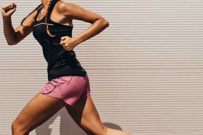 5 ejercicios para saltar la cuerda que te harán quemar calorías, tonificar  músculos y liberar el estrés