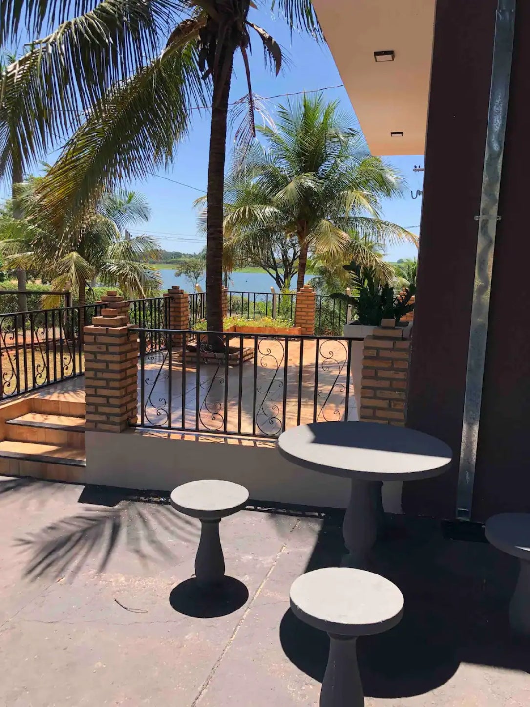 Centro vacacional frente al río Oliveira Rcara con piscina