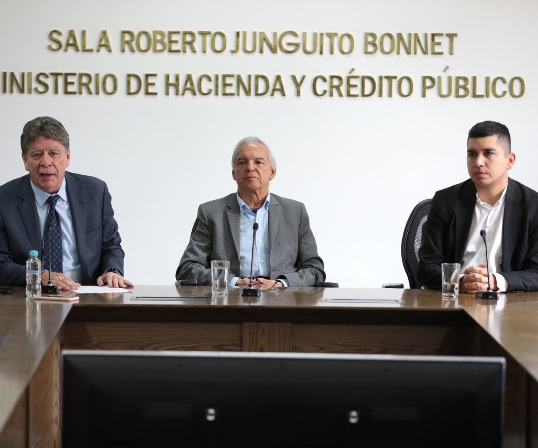 El Ministro de Hacienda, Ricardo Bonilla; el presidente de la Andi, Bruce Mac Master y el presidente de Asobancaria, Jonathan Malagón