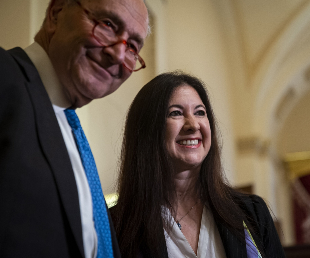 El senador Mick Shcummer y la economista Adriana Kugler