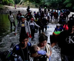 Migrantes cruzando el Darién