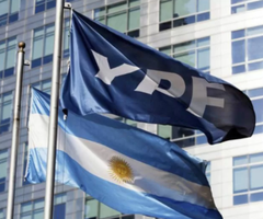 Banderas de Argentina y YPF