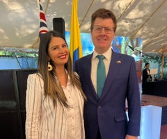 Andrea Palacios, CEO de BlueStudies y Bernard Unkles, embajador de Australia para Colombia