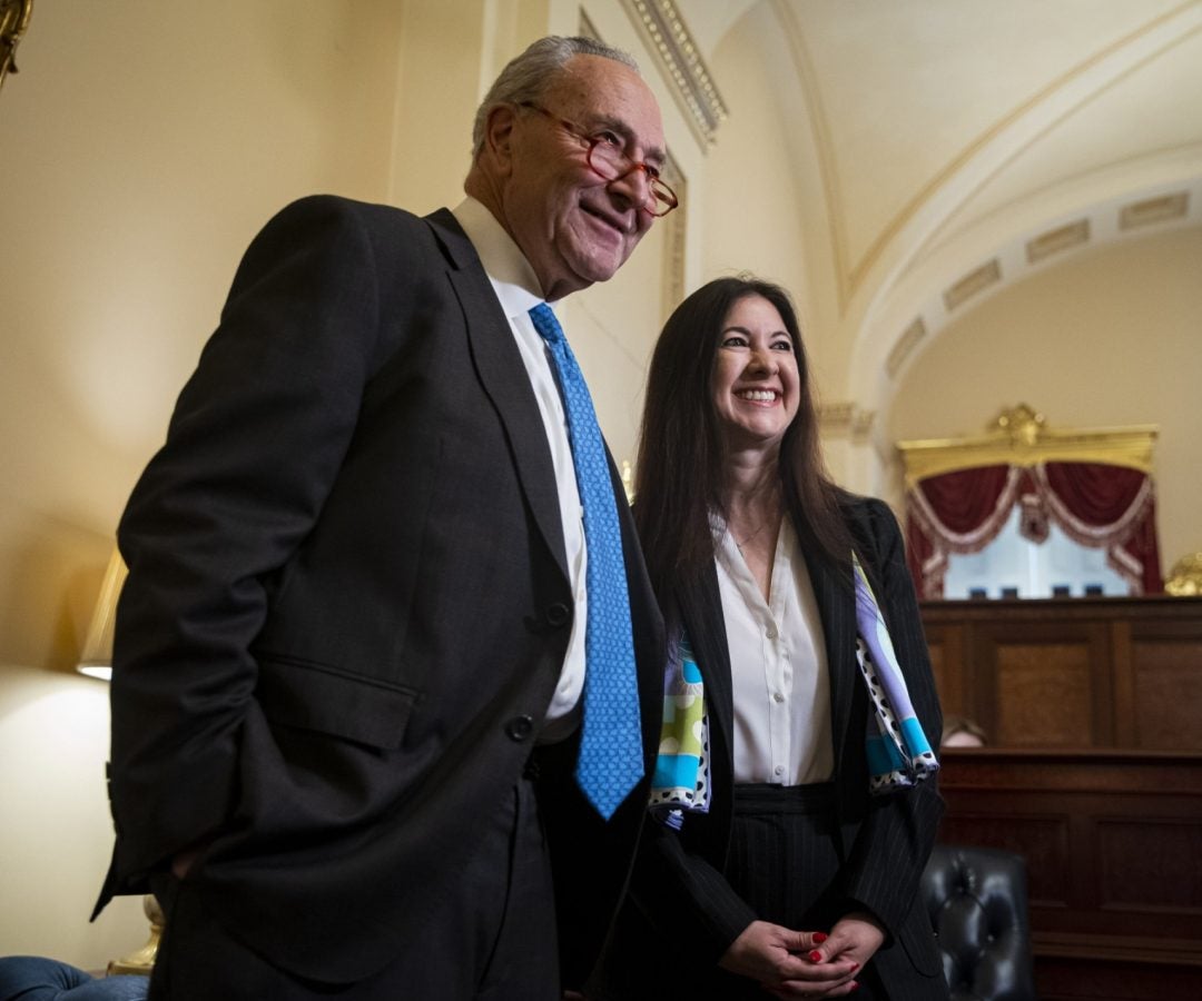Chuck Schumer, Senador de NY y Adriana Kugler, miembro de la Junta de Gobernadores de la Fed