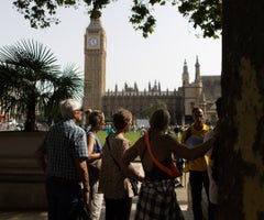 Turistas cerca de las Casas del Parlamento