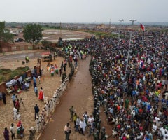 Nigerianos se reúnen en un cuartel