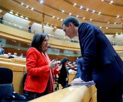 Margarita Robles, ministra de Defensa de España, conversa con el presidente del Gobierno Pedro Sánchez