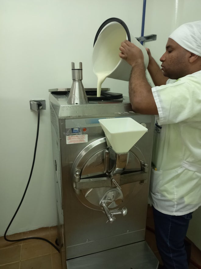 Adición de mezcla liquida a la batidora