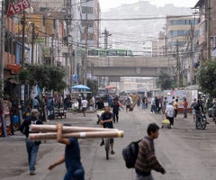 Peatones caminan por el centro textil Gamarra en Lima, Perú