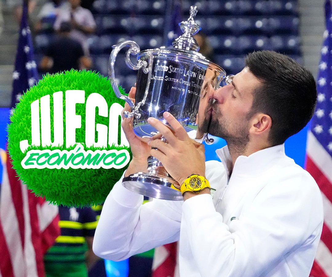 Novak Djokovic celebra con el trofeo de campeón en la final individual masculina en el US Open
