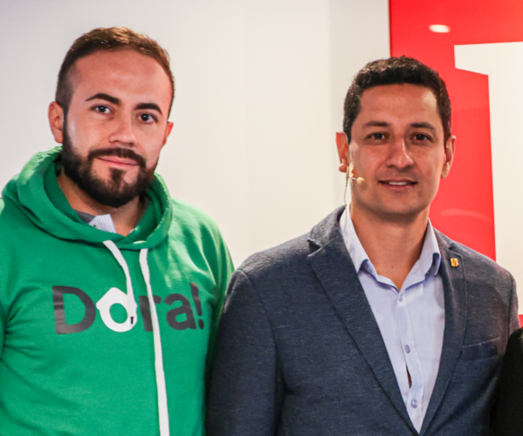 Felipe Clavijo, COO de la plataforma Dora; en compañía del panelista Hamilton López, director centro de emprendimiento de la Universidad de los Andes.