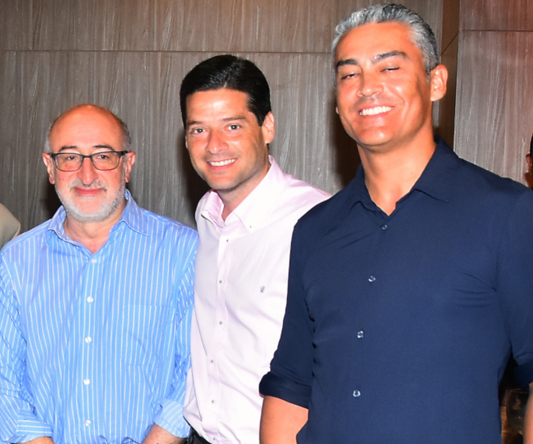 El periodista Juan Lozano, en compañía del senador Mauricio Gómez Amín y Gabriel Orozco.