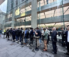 Compradores hacen fila en una tienda Apple de Sydney para comprar el iPhone 15
