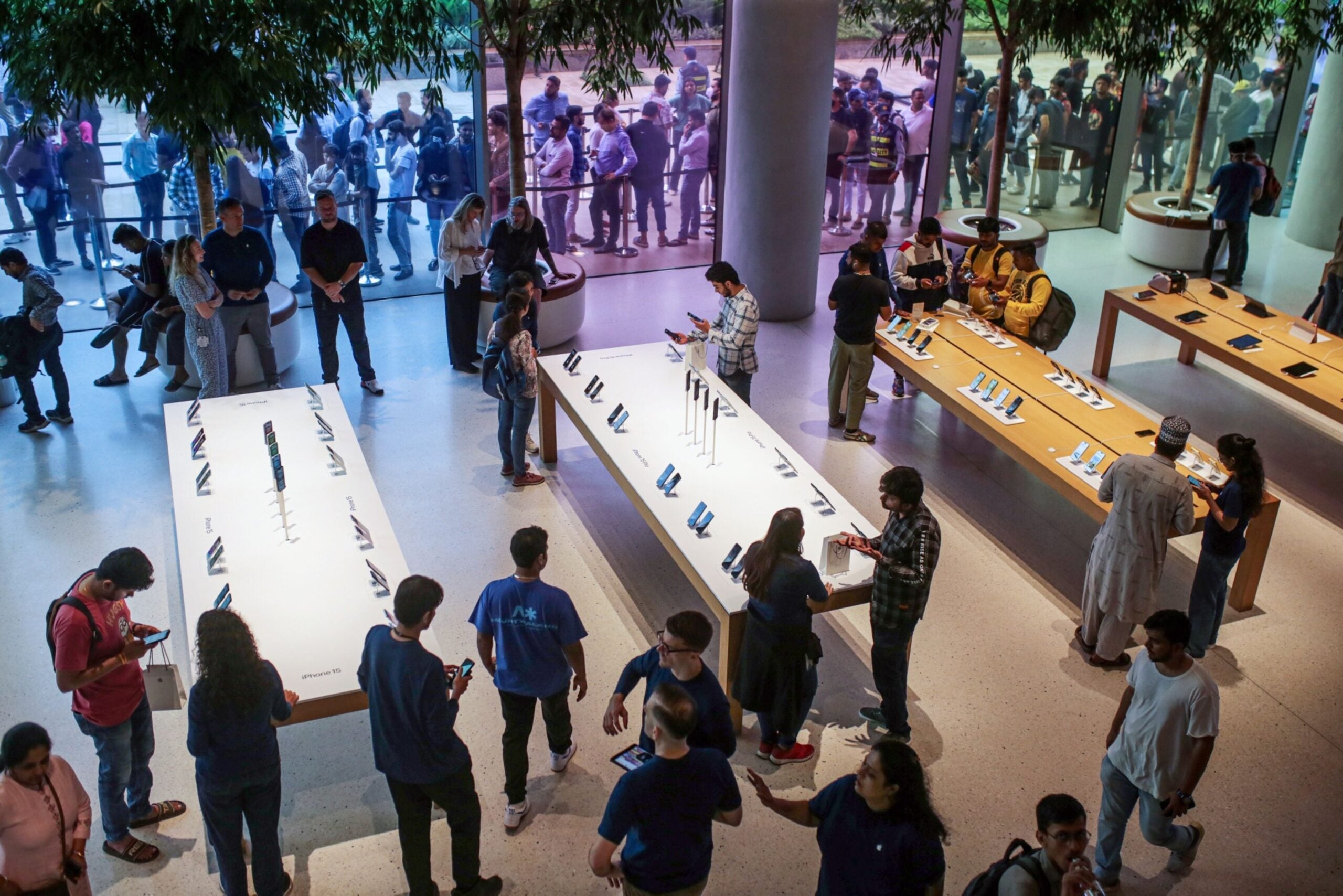 Clientes en una tienda de Apple en Mumbai