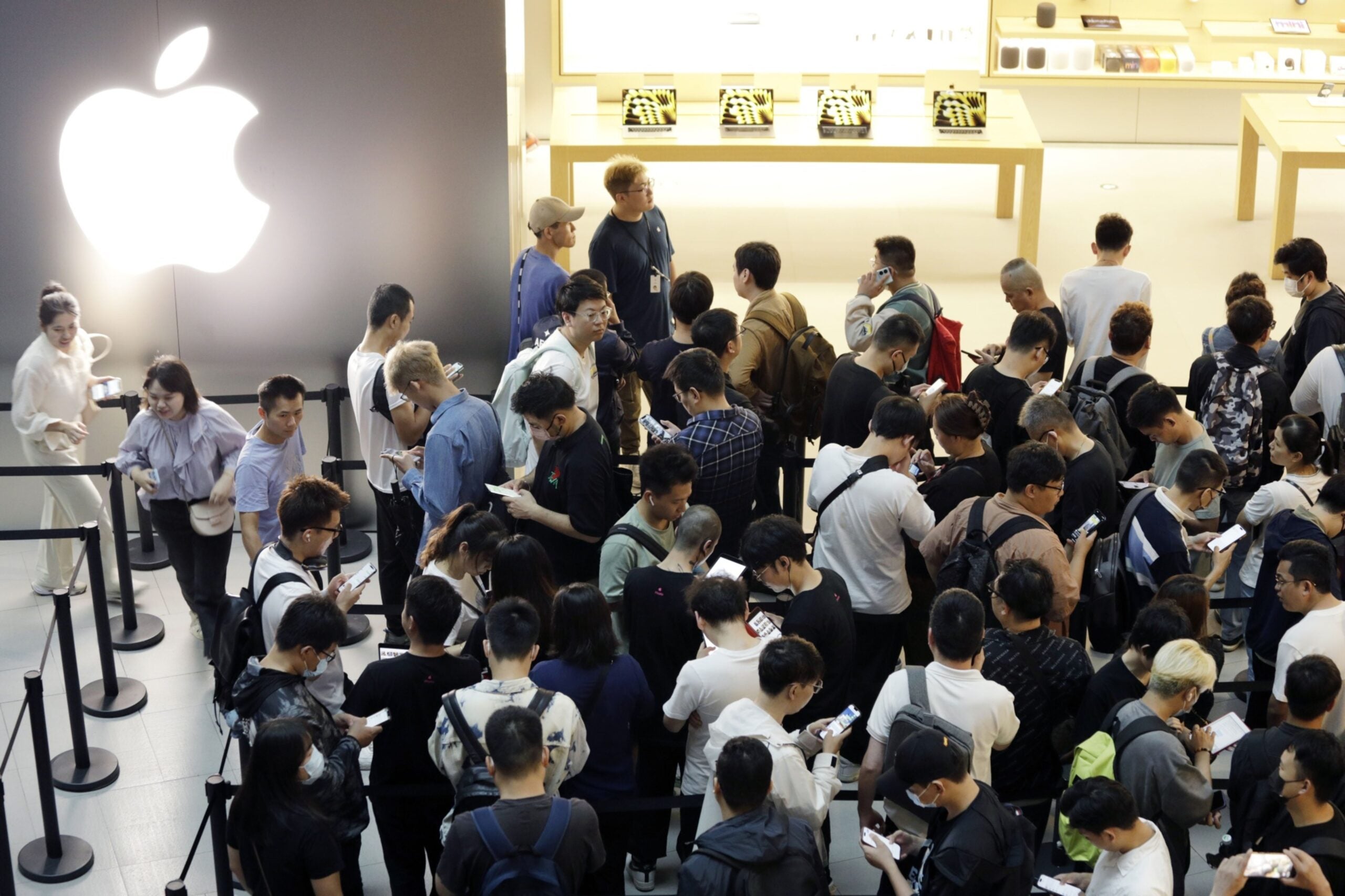 Clientes en una tienda Apple en Shanghai