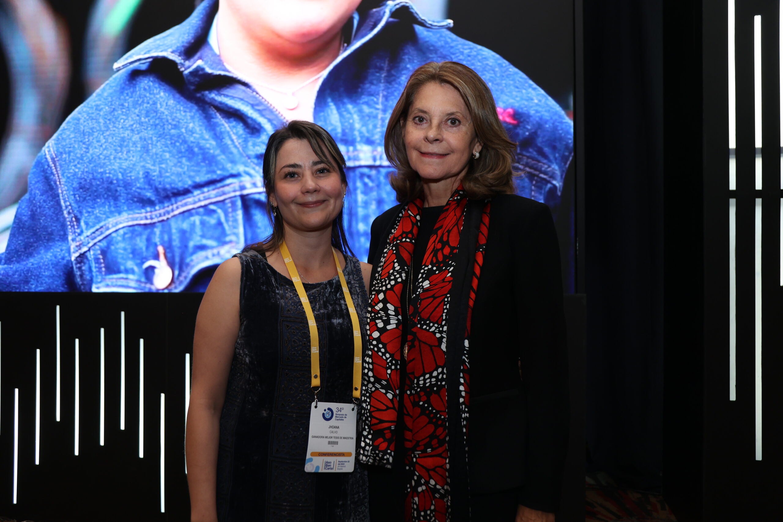 Jhoana Calvo, ganadora al reconocimiento mejor tesis de maestría;y Marta Lucía Ramírez, exvicepresidenta.