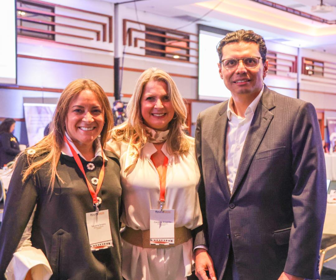 Tatyana Orozco y Carolina Angarita, miembros de Boards Colombia; y Andrés Bernal, fundador deI Directores, durante el ‘roundtable’ del Clubel Nogal.