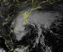 La tormenta tropical Ophelia azota EEUU con feroces vientos y lluvias torrenciales
