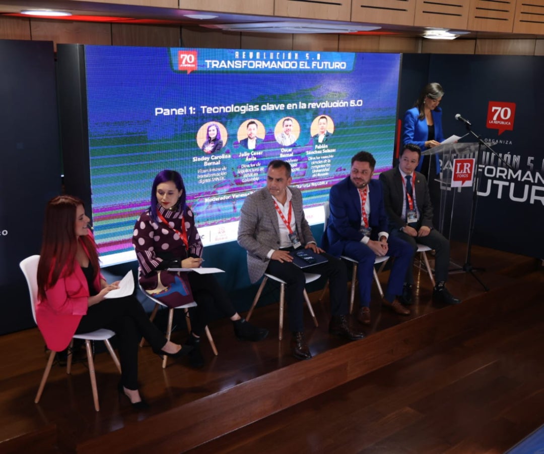 De izquierda a derecha, Vanessa Pérez, macroeditora de LR; Sindey Carolina Bernal, viceministra de transformación digital MinTIC; Óscar Bernal, vicepresidente de tecnología del Banco de Bogotá; Julio Cesar Ávila, director de arquitectura de BBVA en Colombia y Fabián Sánchez Salazar, director maestría ciencias de la computación de la Universidad del Rosario. 