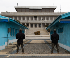 Soldados surcoreanos hacen guardia en la aldea de tregua de Panmunjom en la Zona Desmilitarizada entre las dos Coreas.
