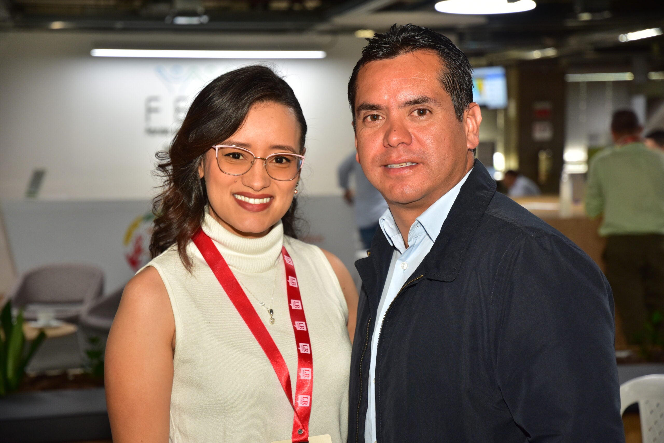 Leidy Monsalve, portfolio sales professional de Siemens; y Rafael Fonseca, country manager de Siemens.
