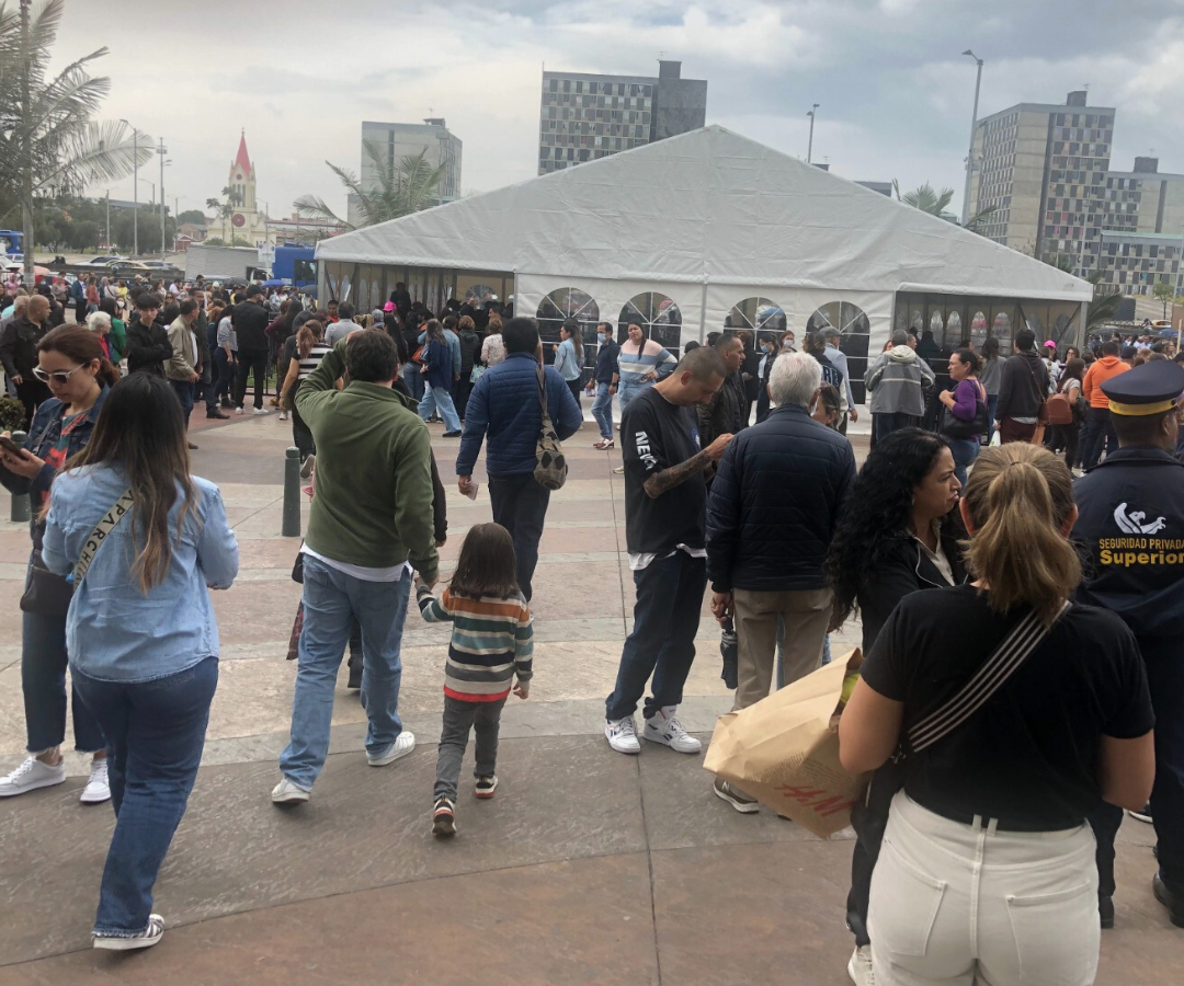 Con cintas de seguridad regulan la fila fuera del Ikea de MallPlaza