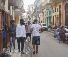 Un restaurante de La Habana coloca mesas fuera para servir a los clientes después de que el huracán Ian dejara sin electricidad a gran parte de Cuba en septiembre de 2022