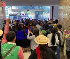 La minga indígena entró a la sede de Semana, se encuentran en el interior del edificio
