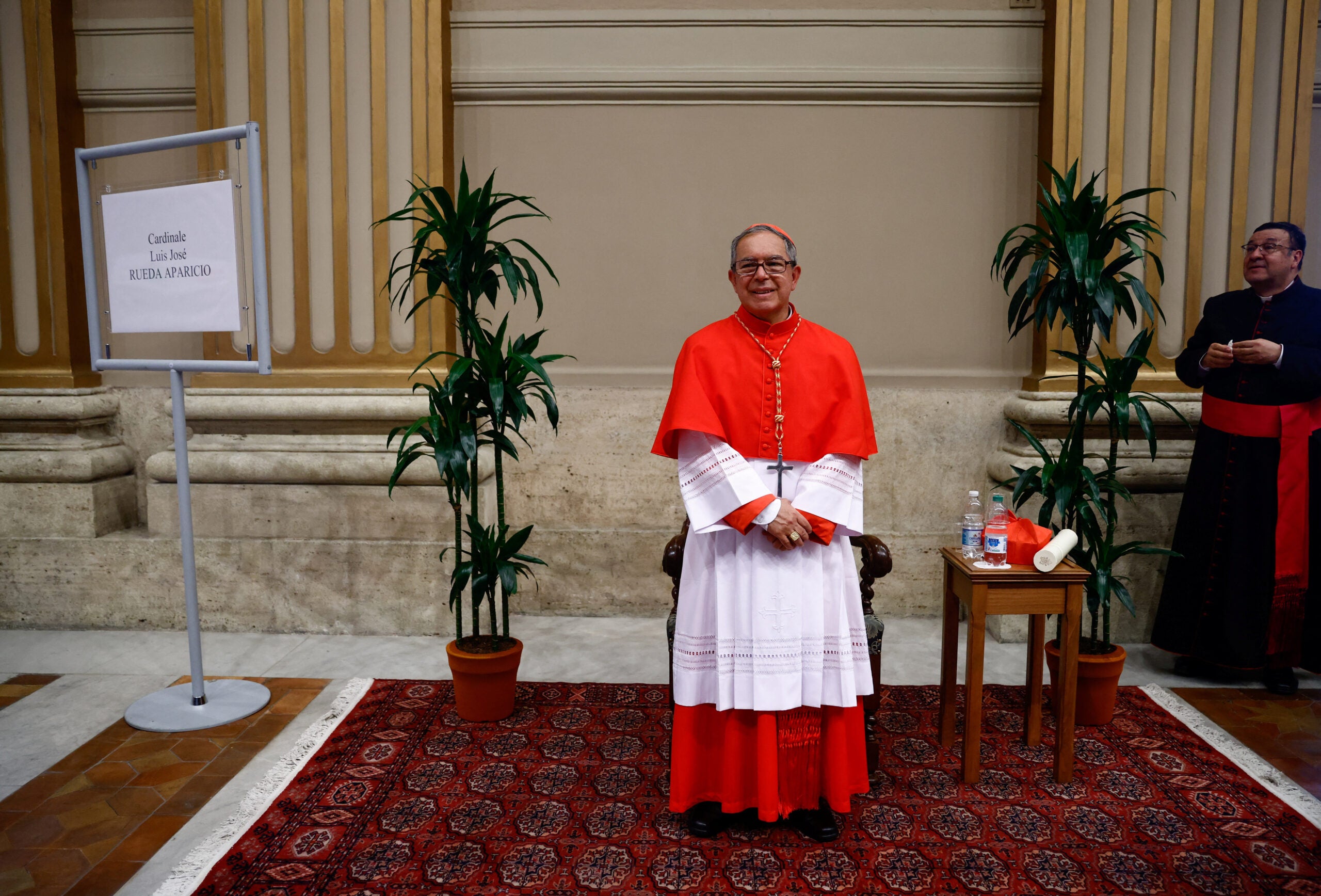 Los nuevos cardenales se reúnen con sus familiares tras la ceremonia del consistorio en el Vaticano