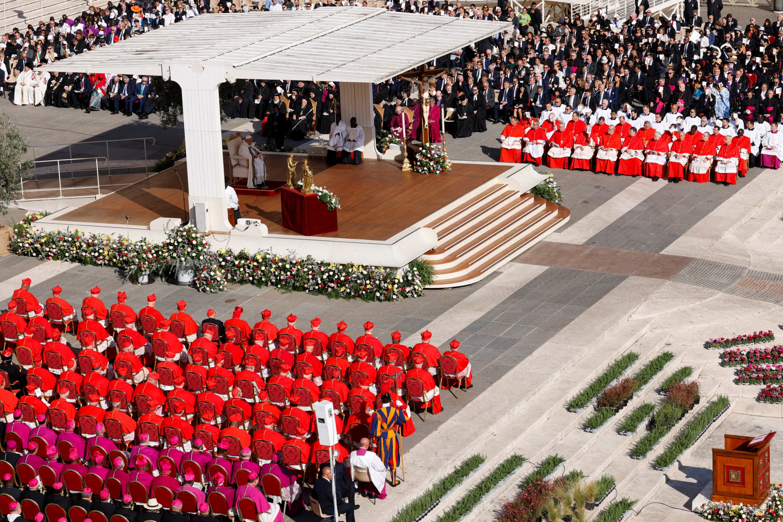 Vista del Papa Francisco dirigiendo una ceremonia de consistorio para elevar a prelados católicos romanos al rango de cardenal, en la plaza de San Pedro del Vaticano