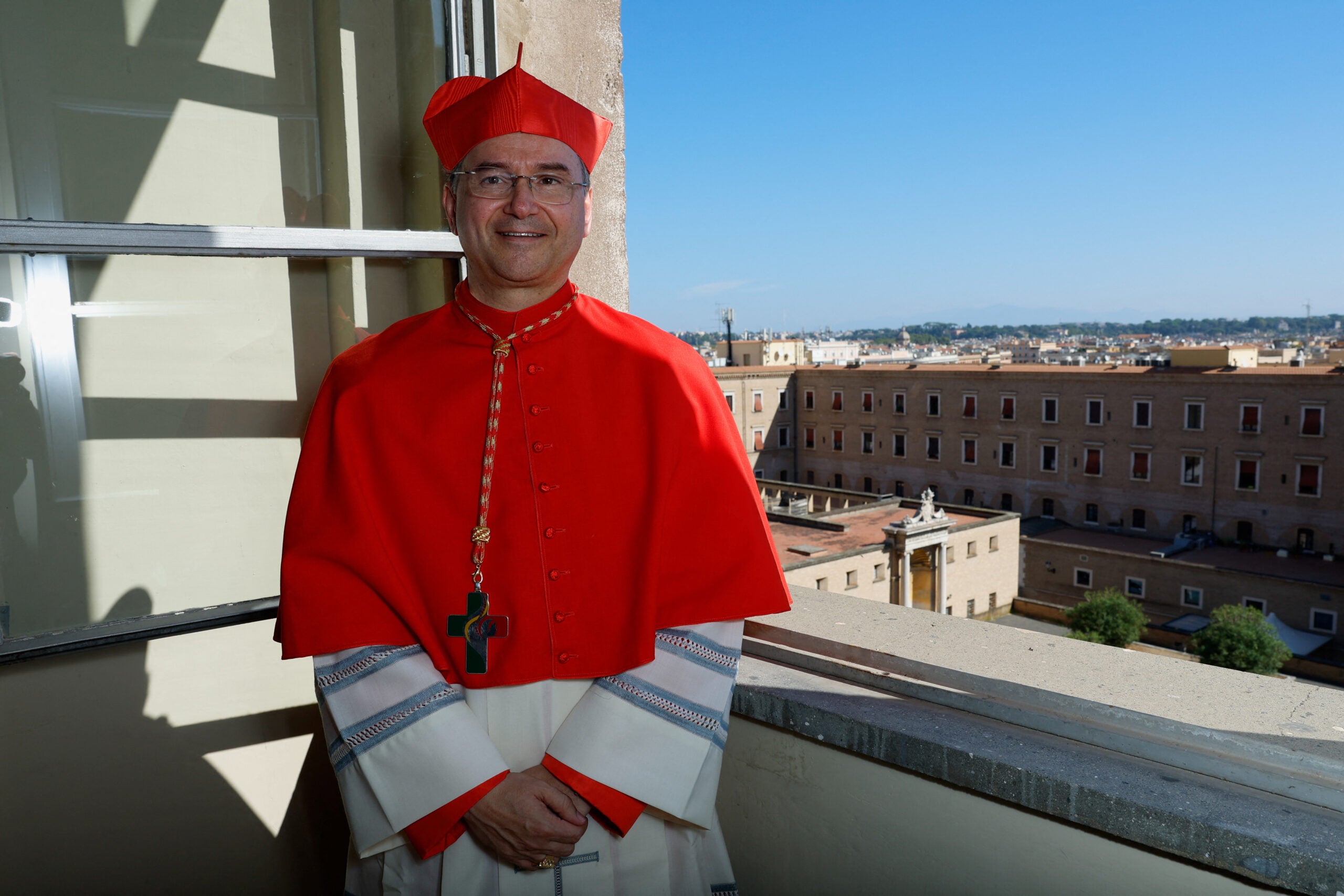 El cardenal Americo Manuel Alves Aguiar posa después de que el papa Francisco celebrara una ceremonia para elevar a prelados católicos romanos al rango de cardenal