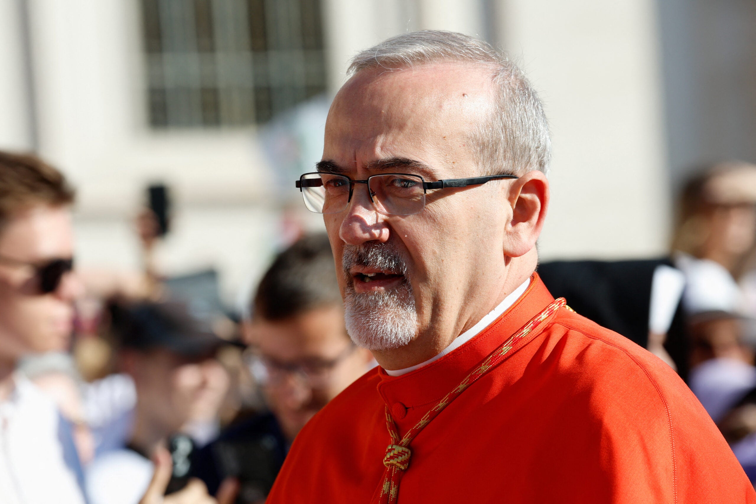 El arzobispo Pierbattista Pizzaballa llega a la ceremonia celebrada por el papa Francisco para elevar a prelados católicos romanos al rango de cardenal, en la plaza de San Pedro del Vaticano