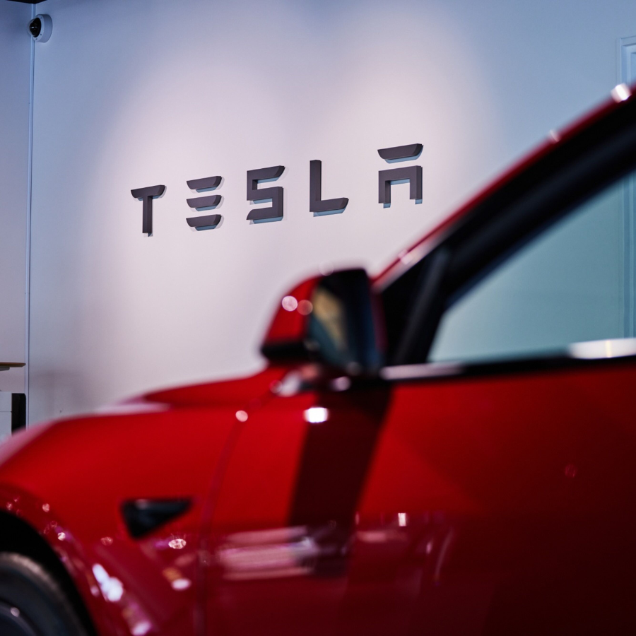 La caída de las ventas de Tesla acerca a BYD a la corona mundial de ...