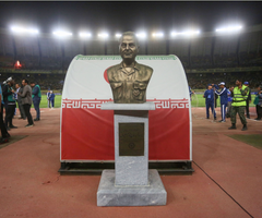 Estatua de Qassem Soleimani en estadio de Irán