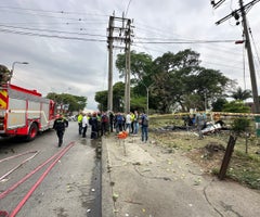Bomberos atendiendo accidente de aeronave de la Fuerza Aérea en Cali Bomberos atendiendo accidente de aeronave de la Fuerza Aérea en Cali