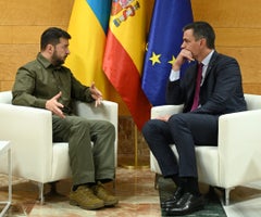 El primer ministro español, Pedro Sánchez, habla con el presidente de Ucrania, Volodymyr Zelenskiy, en la Cumbre de la Comunidad Política Europea en Granada, España, el 5 de octubre de 2023