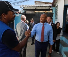 El alcalde de Nueva York, Eric Adams, junto al Cónsul del Ecuador en NY, José Sandoval, visitó una de las casa de acogida del Servicio a Refugiados en Ecuador