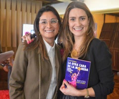 Andrea Ávila, decana Facultad de Emprendimiento, Universidad del Rosario; y Pilar Sanabria, autora del libro, durante el evento de lanzamiento.