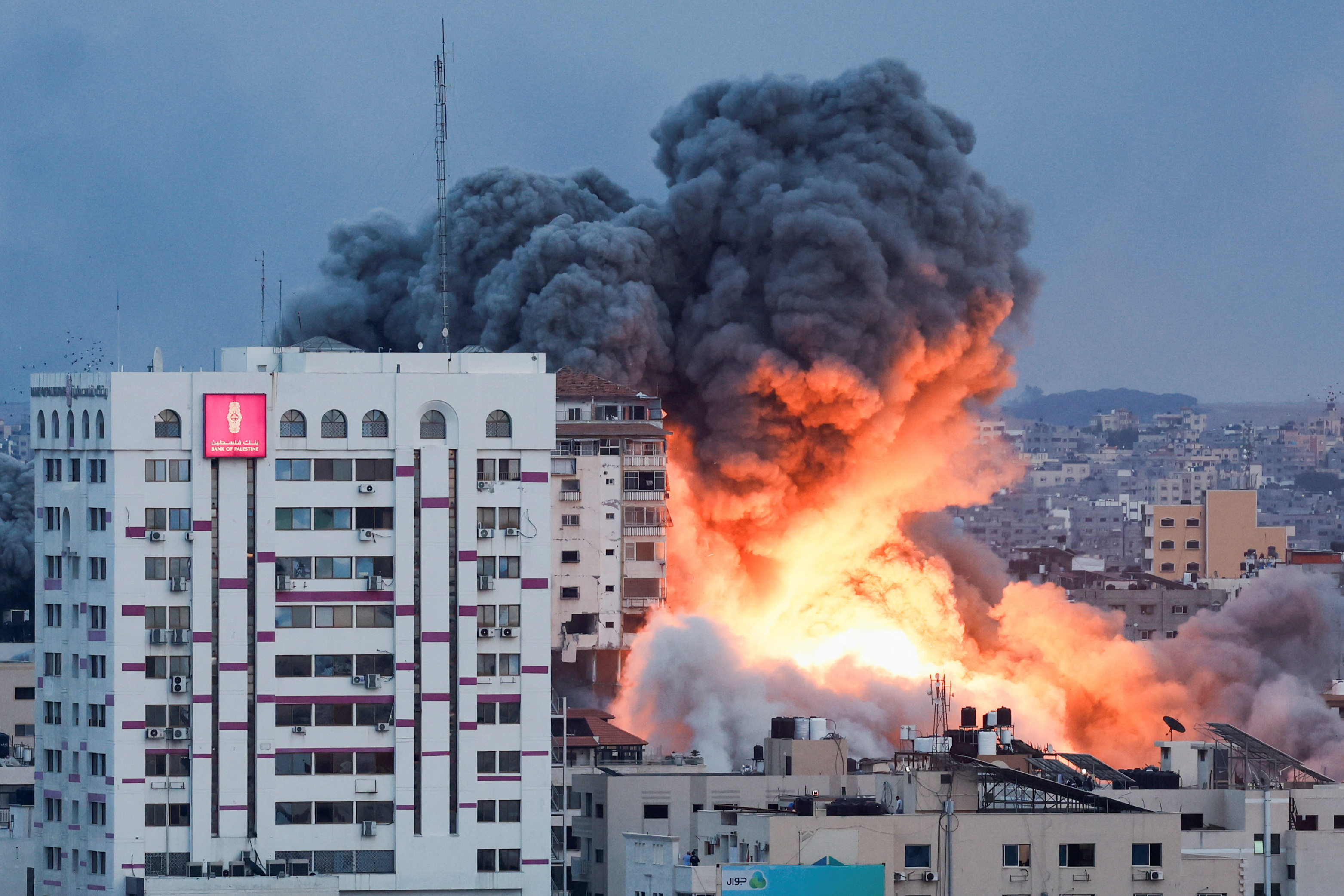 Las fuerzas israelíes atacaran una torre de gran altura en la ciudad de Gaza