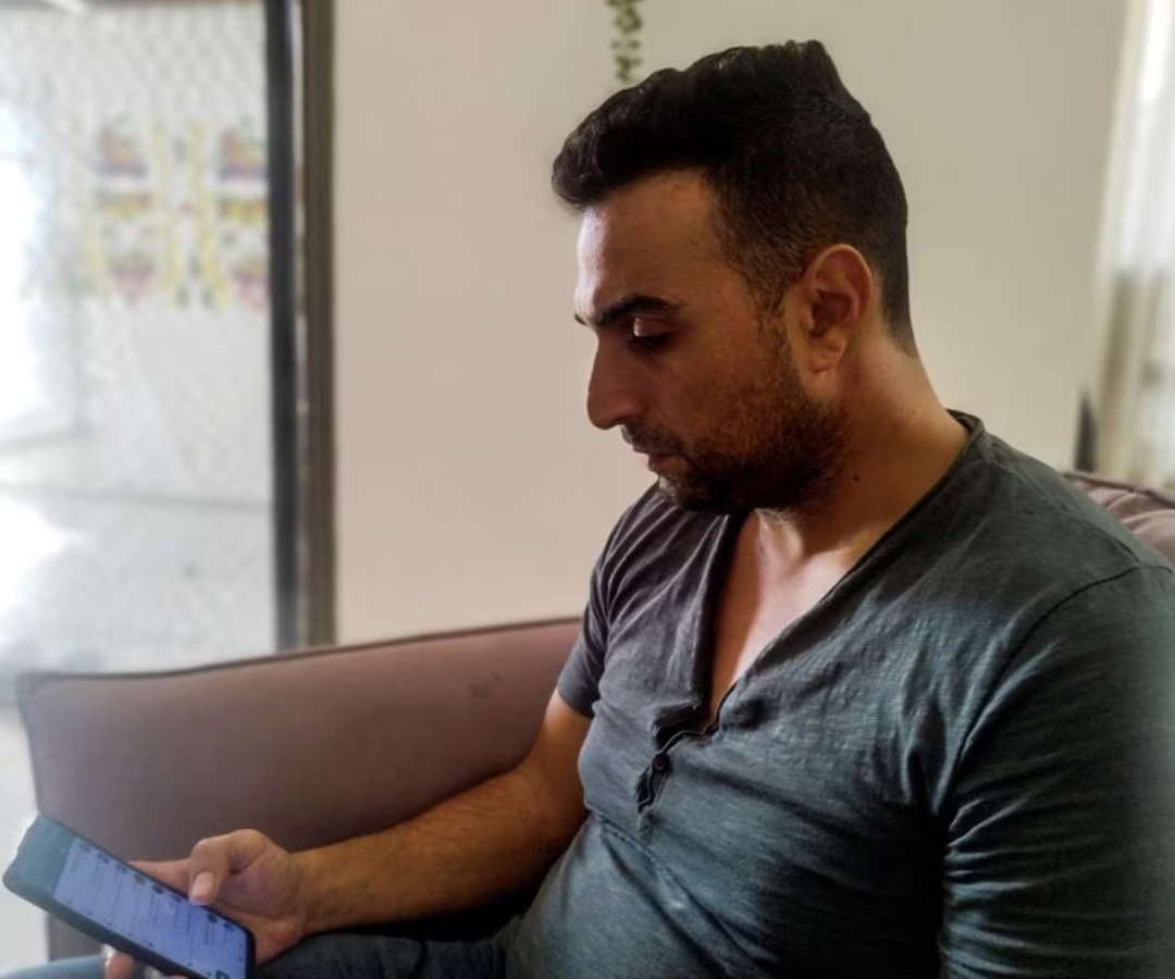 Yoni Asher, que vio vídeos de su esposa, sus hijas menores de cinco años y su suegra, rodeadas por militantes de Hamas