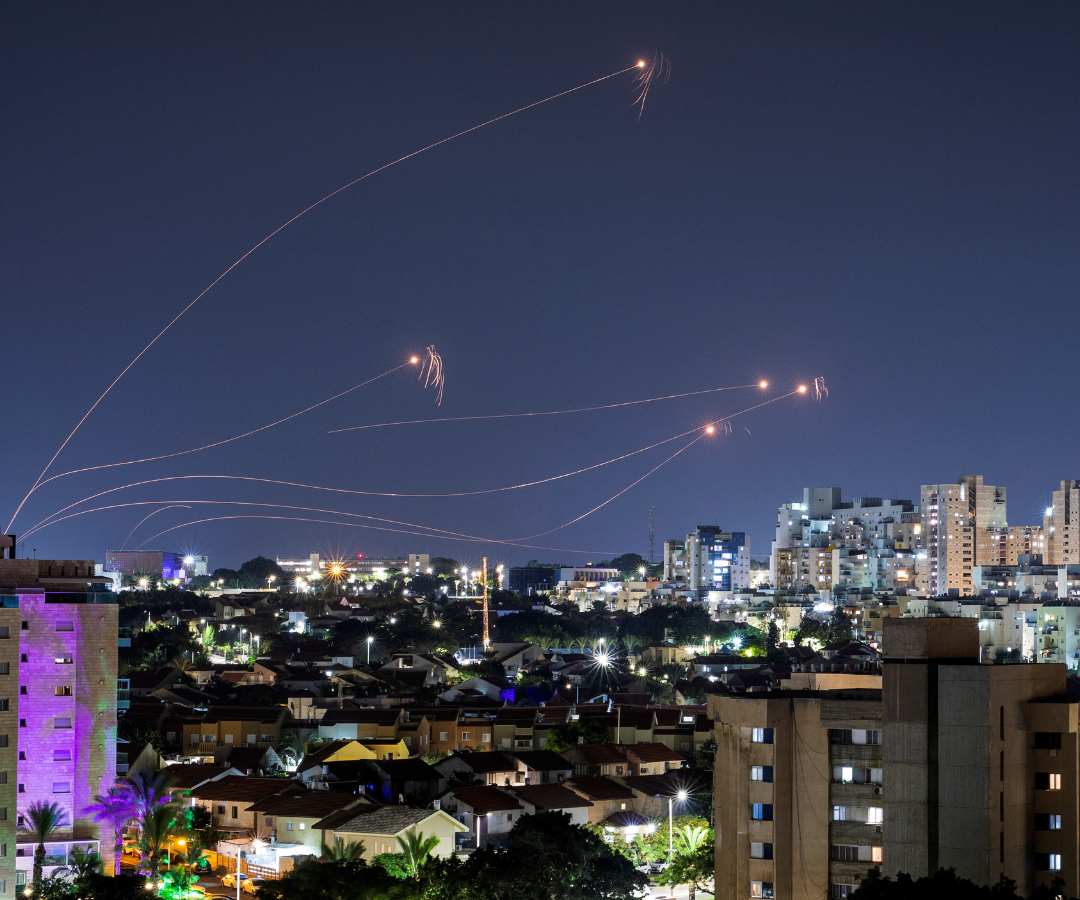 El sistema antimisiles israelí Cúpula de Hierro intercepta cohetes lanzados desde la Franja de Gaza, visto desde Ashkelon, en el sur de Israel.