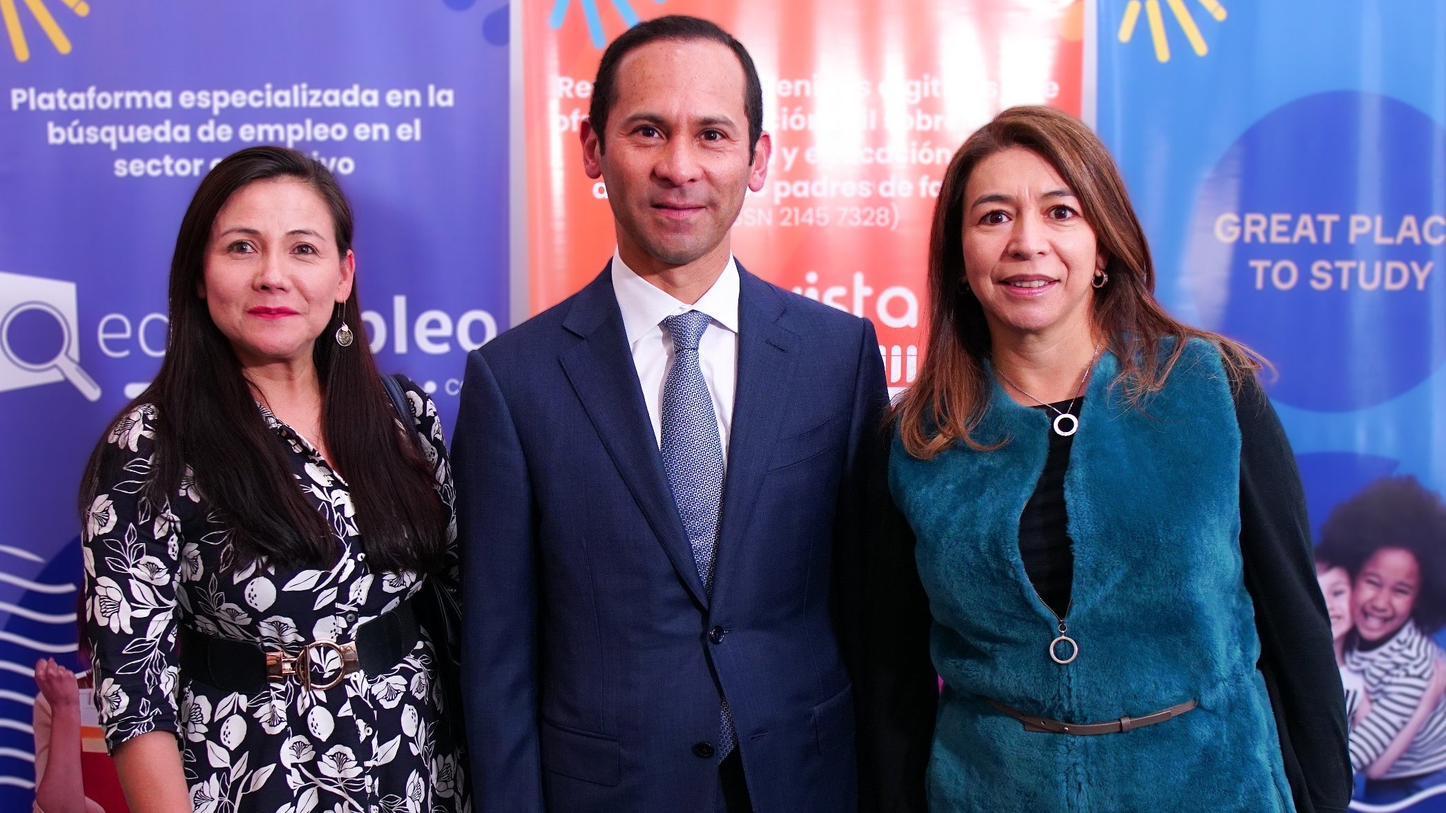 Cristina Barbosa, directiva del Gimnasio El Hontanar; Rafael Villalobos, director general del Colegio Gimnasio Los Arrayanes; y María del Pilar Roa, de El Hontanar.